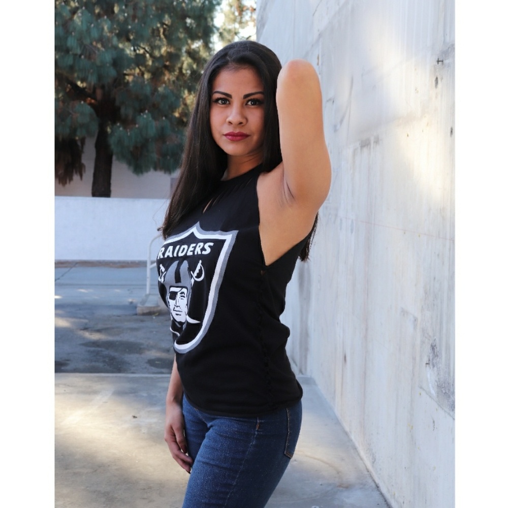 RAIDER SIZE XL  ACUT SLASHED NECK CUT TEE